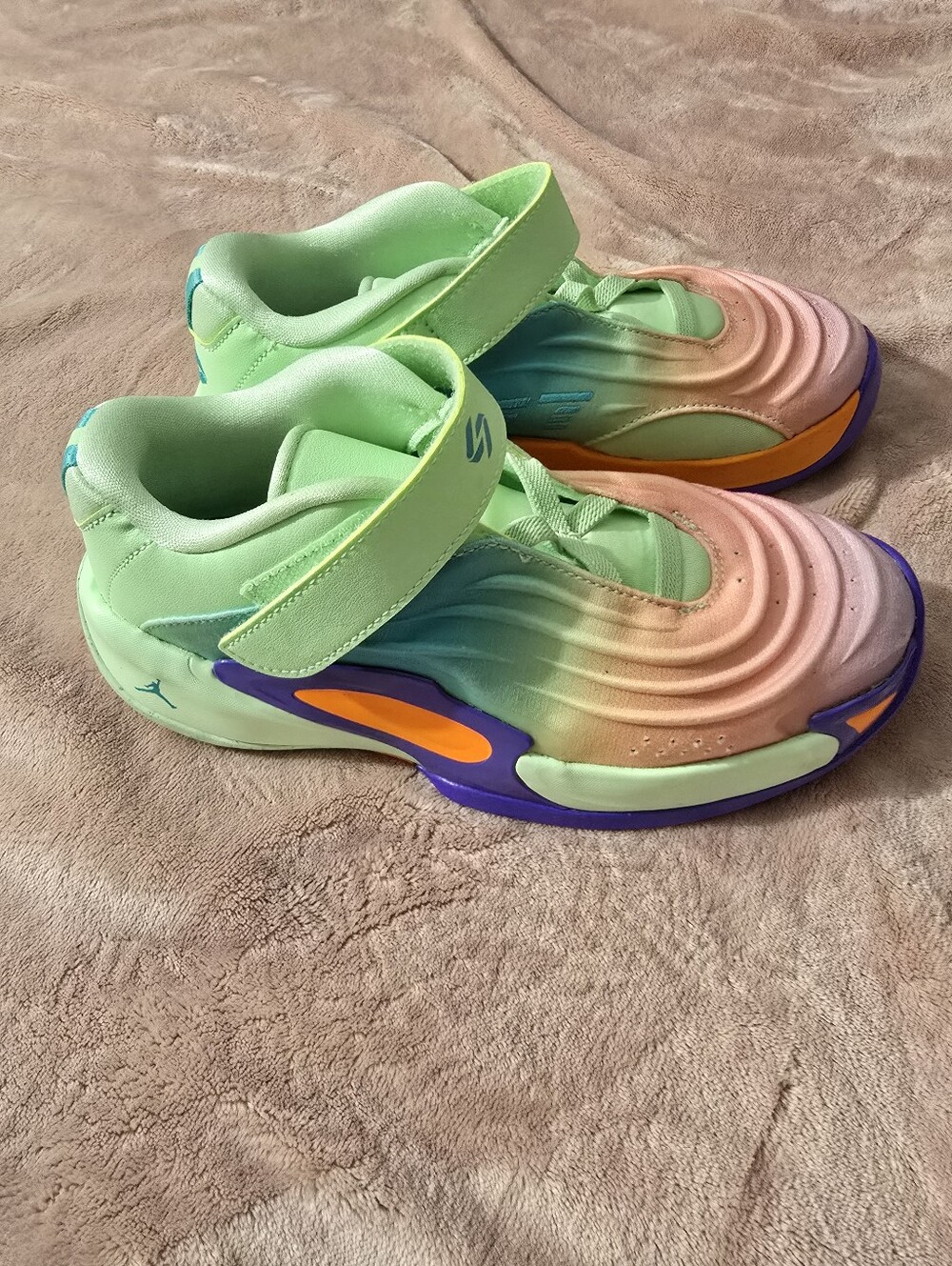 Jordan Luka 3 Blurred Vision in the Vapor Green Hyper Jade Cone Size 1.5
